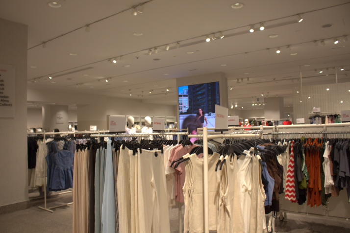Yeni ürünlerle H&M mağaza vitrini